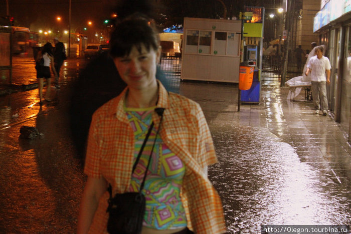 Надо бы куда спрятаться от дождя, поливает не по детски Ведма, Аргентина