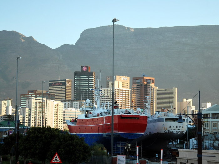кто-то машины паркует возле дома, а кто и покруче транспорт Кейптаун, ЮАР