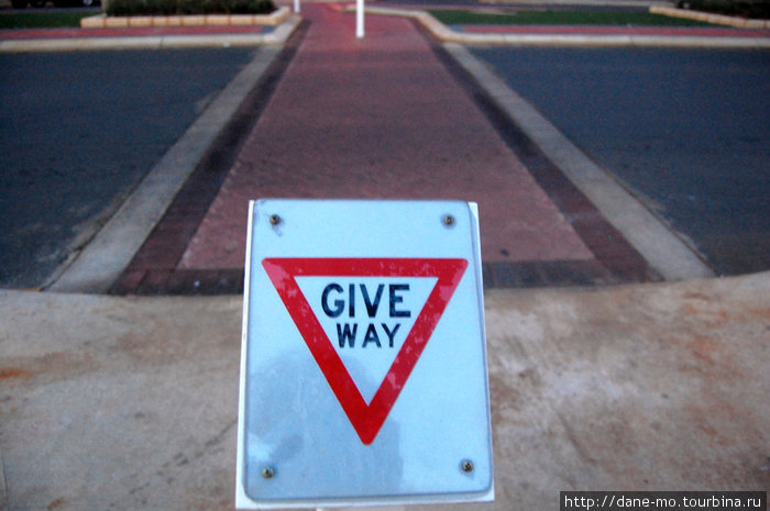 Знак для пешеходов Уступи дорогу Калгурли, Австралия