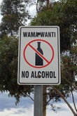 Надпись Распитие алкоголя запрещено продублировано на языке аборигенов, которые любят злотреблять