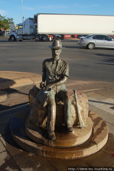 Город был основан золотоискателем Патриком Хэнненом, который обнаружил поблизости крупное месторождение золота Калгурли, Австралия