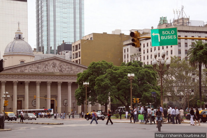 Собор на площади перед Президентским дворцом Буэнос-Айрес, Аргентина