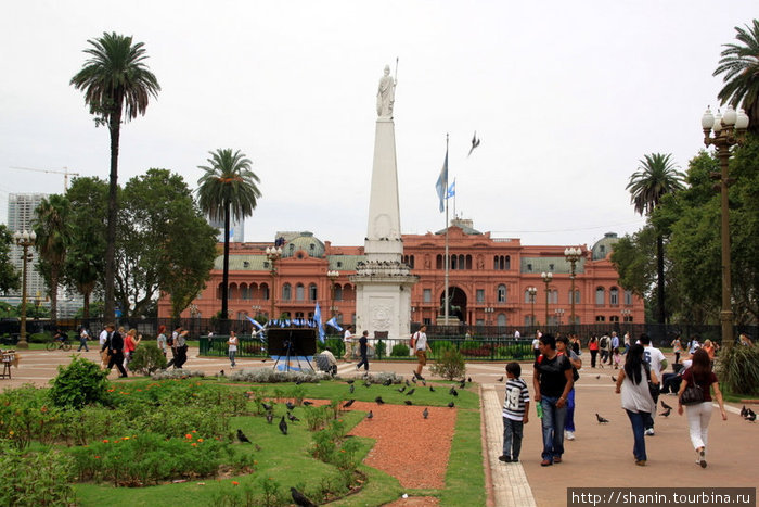 Монумент перед Президентским дворцом Буэнос-Айрес, Аргентина