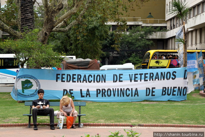 Сколько раз я был на этой площади (в Аргентине и в Буэнос-Айересе уже третий раз) на ней всегда кто-то против чего-то протестует. Буэнос-Айрес, Аргентина