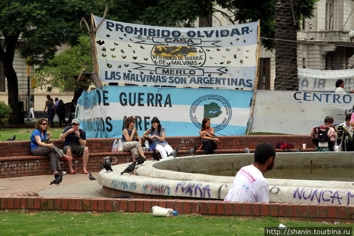 Плакаты у фонтана Буэнос-Айрес, Аргентина