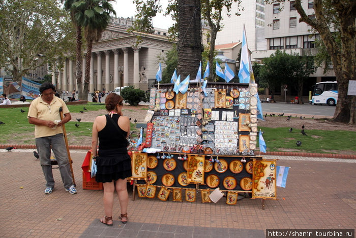 Сувенирный киоск на площади Буэнос-Айрес, Аргентина