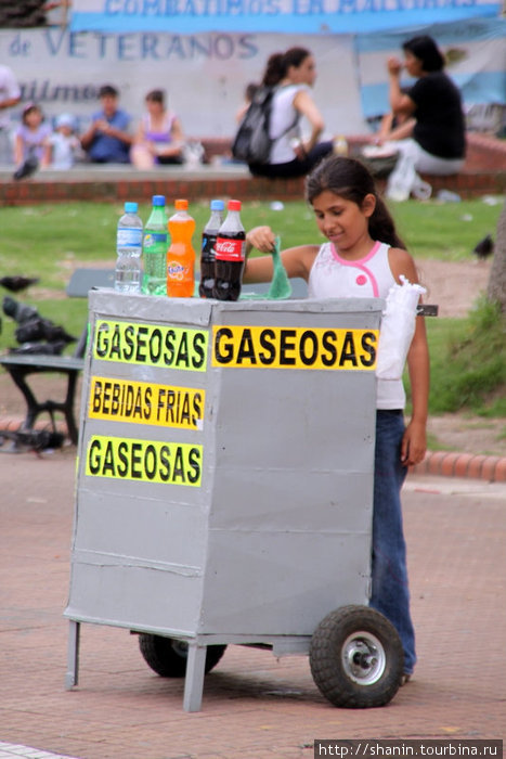 Еще маленькая, а уже работает — торгует прохладительными напитками. Буэнос-Айрес, Аргентина