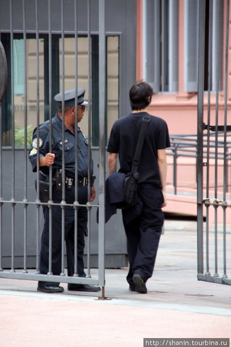 Охранник на входе в Президентский дворец Буэнос-Айрес, Аргентина