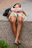 Утомленная солнцем — девушка спит на постаменте памятника в 10 метрах от входа в Президентский дворец