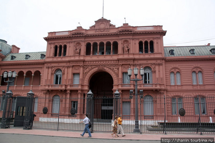 А это сам Президентский дворец. Почему-то розовый! Буэнос-Айрес, Аргентина