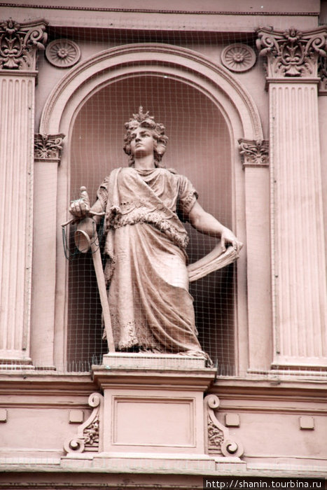 Статуя на стене Президентского дворца Буэнос-Айрес, Аргентина
