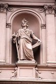 Статуя на стене Президентского дворца