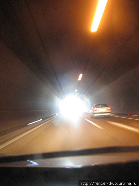 Туннелей много, они длинные и неприлично красивые. Италия