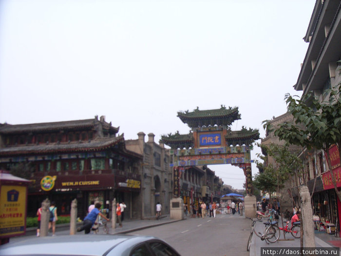 Ворота Шуяньмэнь (перед Южными Воротами в стене) Сиань, Китай
