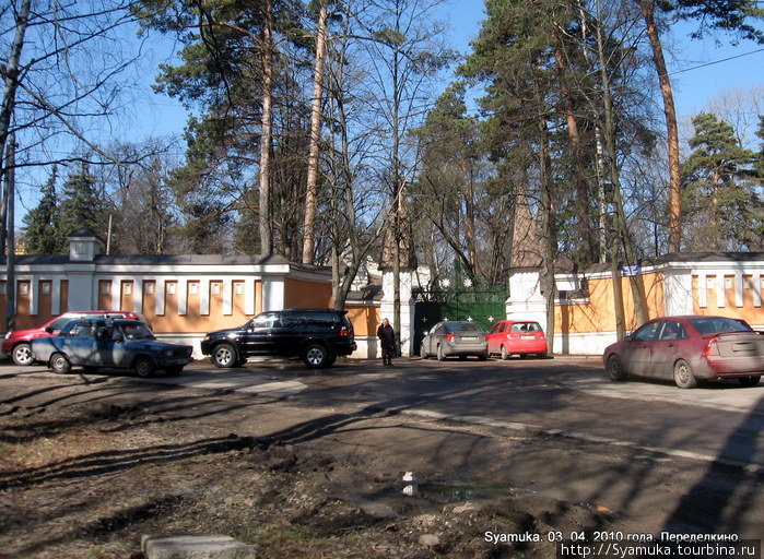 Это  те самые праздничные ворота с шатровыми башенками, которые уцелели от разрушений. Москва и Московская область, Россия