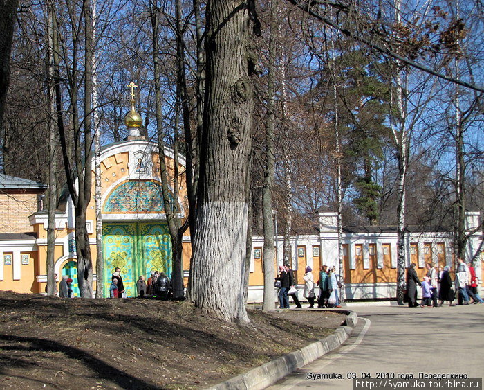 Вдоль стены, мимо входа в Патриаршую резиденцию, проходим к храму. Москва и Московская область, Россия