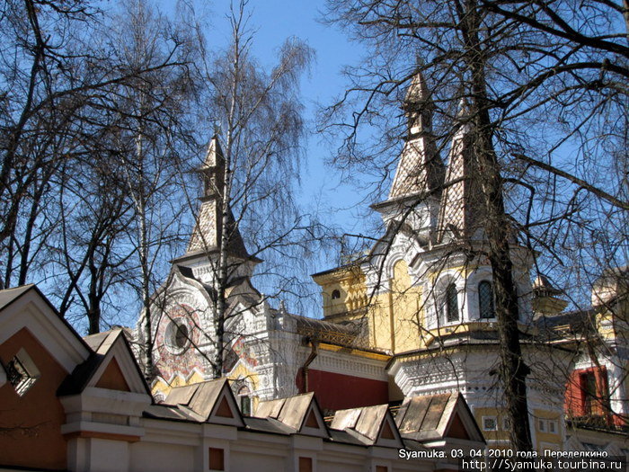 Просматривается большое красивое здание — это — Центр православного наследия. Москва и Московская область, Россия