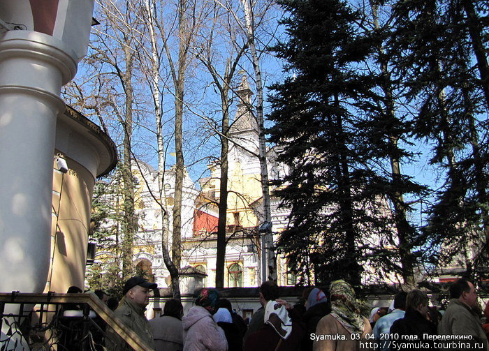 Со стороны храма через кроны деревьев тоже были видны строения резиденции. Москва и Московская область, Россия