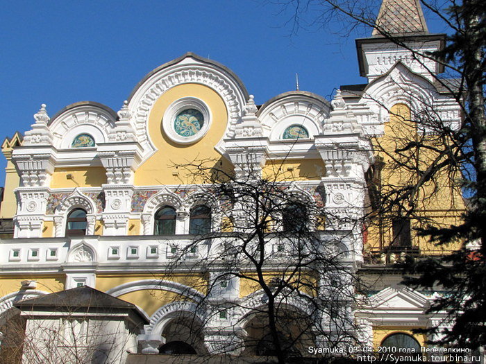 Каждая из четырех фасадных сторон здания при едином архитектурном стиле получила свои оригинальные орнаменты и узоры. Москва и Московская область, Россия