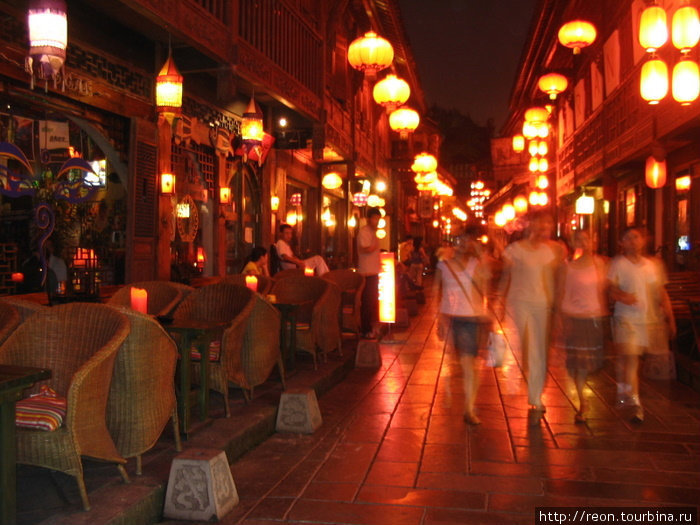Улица Jinli в старинном стиле. Здесь сосредоточены многочисленные уличные кафешки Чэнду, Китай