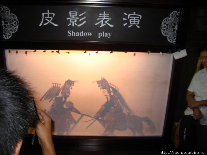Китайский теневой театр. С помощью искусно вырезанных из бумаг фигурок разыгрываются целые пьесы Чэнду, Китай