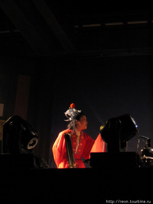 А это артистка сычуаньской оперы Чэнду, Китай