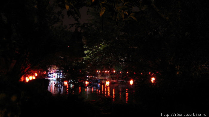 Пруд возле улицы Jinli вечером превращается в огромную сцену, подсвеченную фонариками — прямо на его берегах идет представление сычуаньской оперы, одновременно в нескольких точках Чэнду, Китай
