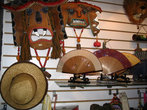 В магазинчиках можно накупить множество разнообразных сувениров и безделушек, типа вот этих масок и вееров