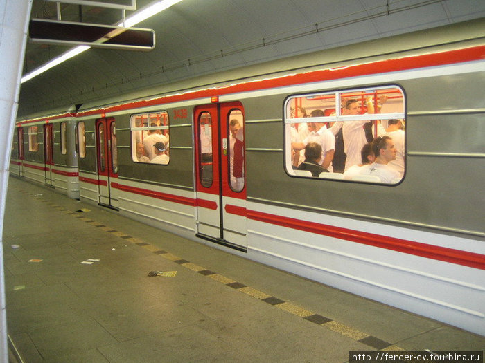 Забавно наблюдать за простыми жителями Праги, когда вагоны метро вдруг забиваются одетыми в белое людьми Прага, Чехия