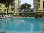 Если есть возможность, лучше бронировать отель с бассейном. Днем слишком жарко, чтобы быть на море.