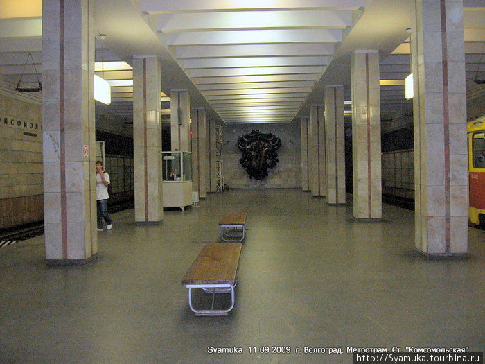 Станцию с колоннами у метростроевцев принято называть сороканожкой. Это потому, что в вестибюле, как правило, находится 40 колонн. На станции Комсомольская их 20. Волгоград, Россия
