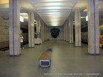 Станцию с колоннами у метростроевцев принято называть сороканожкой. Это потому, что в вестибюле, как правило, находится 40 колонн. На станции Комсомольская их 20.