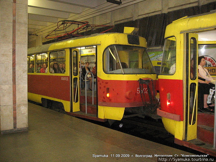 По линии бегают закупленные когда-то чешские трамваи. Волгоград, Россия