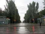 Зонтов у нас не было и мы по проспекту Ленина, вернее, по его скверу, расположенному в середине проспекта, направились к ближайшей станции скоростного трамвая — Комсомольской.