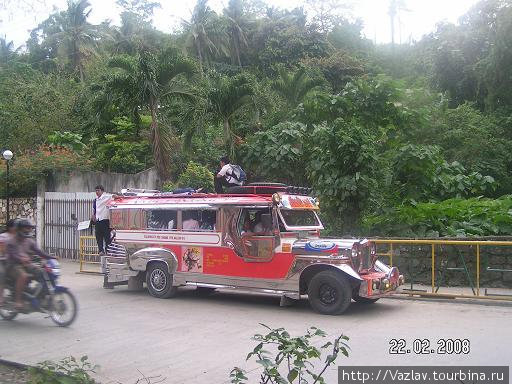 Маршрутка, единственный вид общественного транспорта Пуэрто-Галера, остров Миндоро, Филиппины