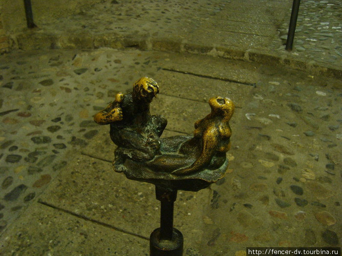 Некоторые скульптуры вызывают вопросы Барселона, Испания