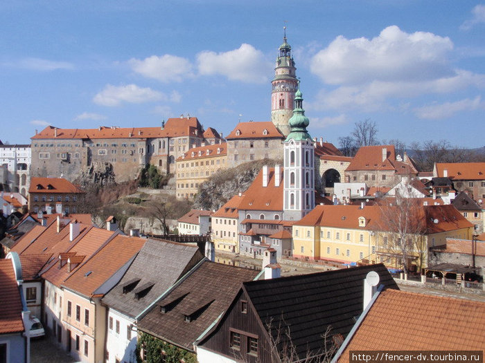Лучший вид на город открывается с башни Крумловского замка Чешский Крумлов, Чехия
