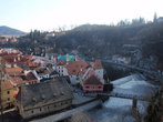 Через город течет река Влтава. Та же, что и в Праге.