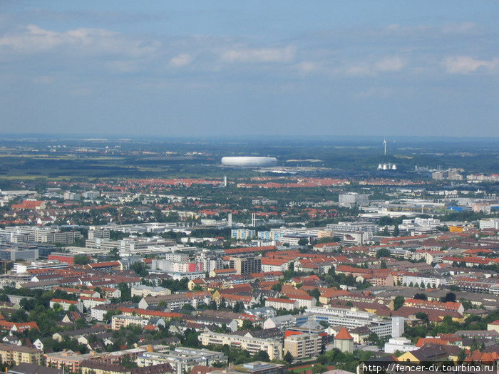 Вдалеке — новый мюнхенский стадион Альянс-Арена Мюнхен, Германия