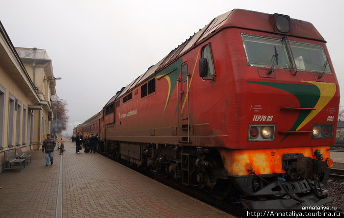 Поезд-экспресс Вильнюс-Клайпеда на станции в Шауляе. Литва