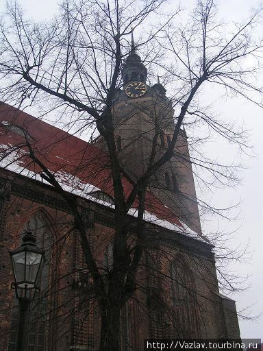 Здание церкви сбоку Бранденбург, Германия