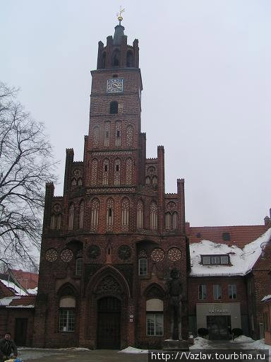 Фасад ратуши; справа на фоне здания несколько потерялся Роланд Бранденбург, Германия