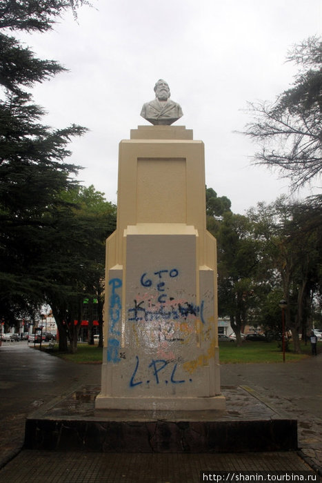 Бюст на центральной площади города Ведма, Аргентина