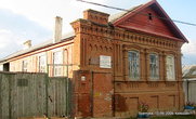 Прогуливаясь по Набережной улице дальше, мы увидели дом, в котором в годы оккупации жил М. Шолохов.