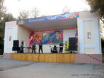 В парке вечером проходил Третий областной фестиваль патриотической песни.