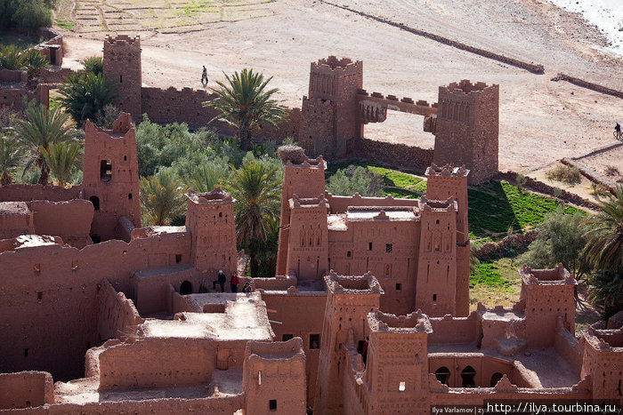 Внутри делать нечего, реставрируют в Марокко, превращая древность в новодел. Айт-Бен-Хадду, Марокко