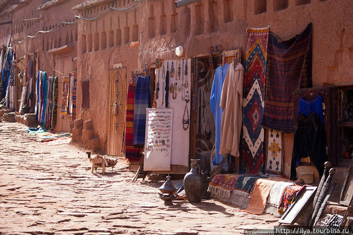Сувенирные лавки вдоль дороги. Айт-Бен-Хадду, Марокко