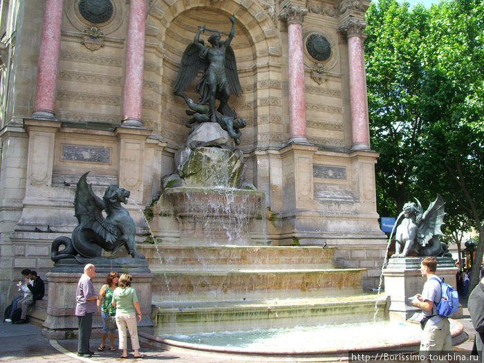 Один из многочисленных фонтанов. Париж, Франция