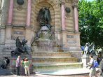 Один из многочисленных фонтанов.