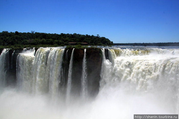 Водопад Игуасу — один из Пуэрто-Игуасу, Аргентина